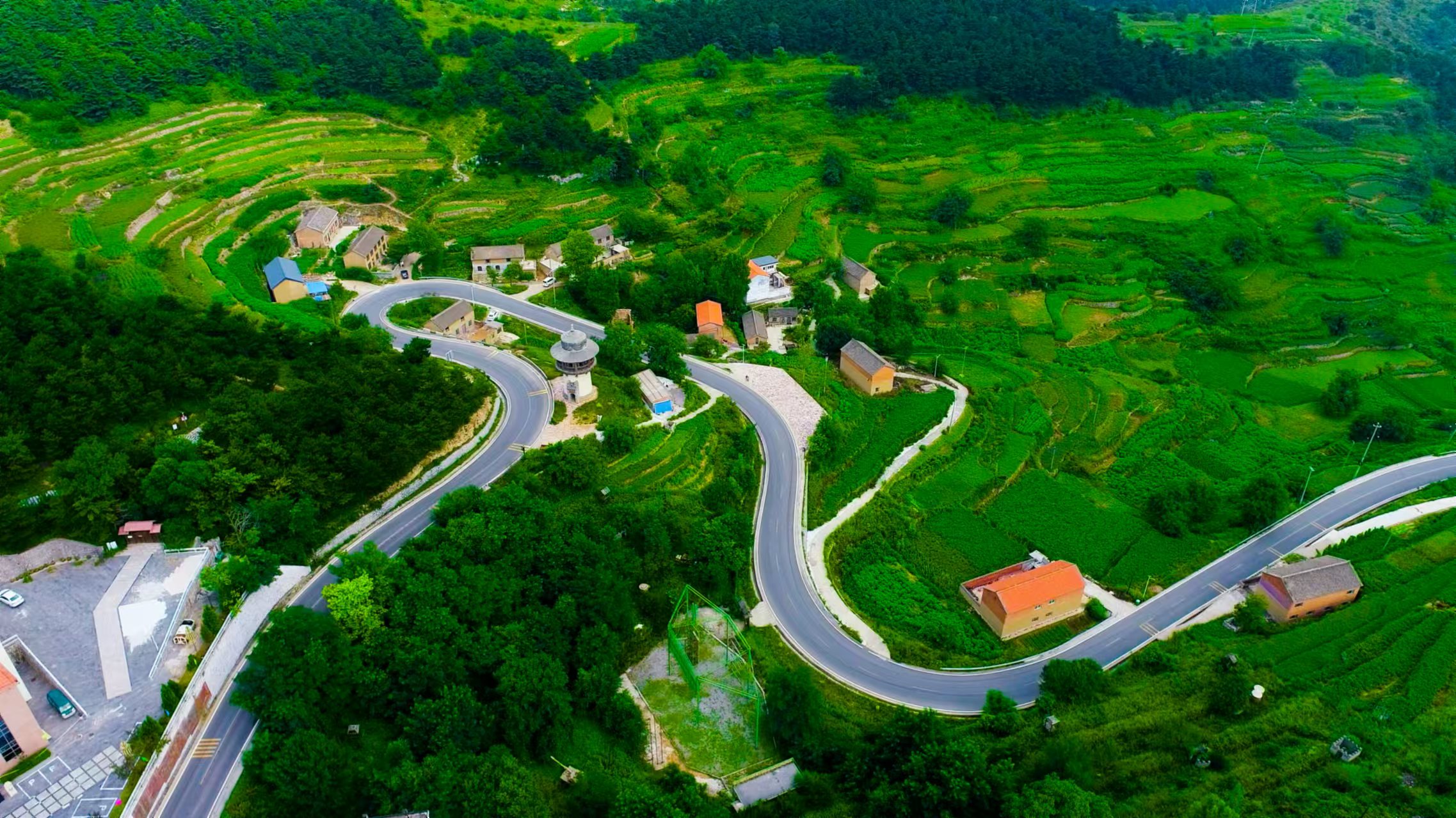 太行一號(hào)旅游公路入選第一批旅游公路項(xiàng)目名單，圖為陵川段。人民網(wǎng)記者 王帆攝