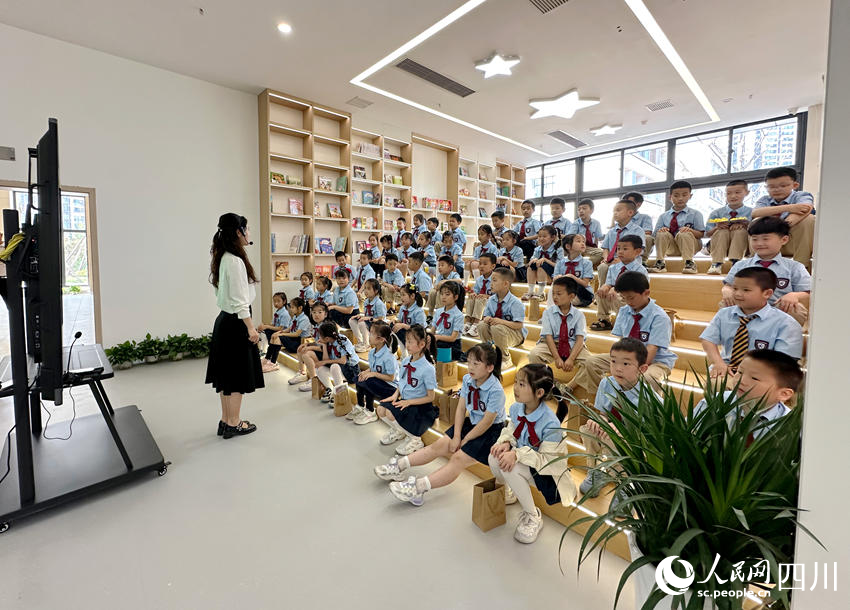 南充市將軍學(xué)校課堂上的孩子們。人民網(wǎng)記者 王波攝