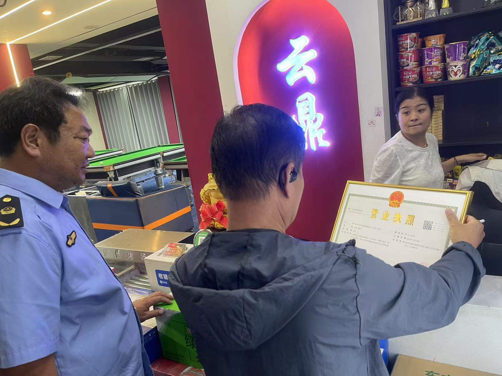 市場(chǎng)監(jiān)管執(zhí)法人員現(xiàn)場(chǎng)執(zhí)法。留言辦理單位供圖