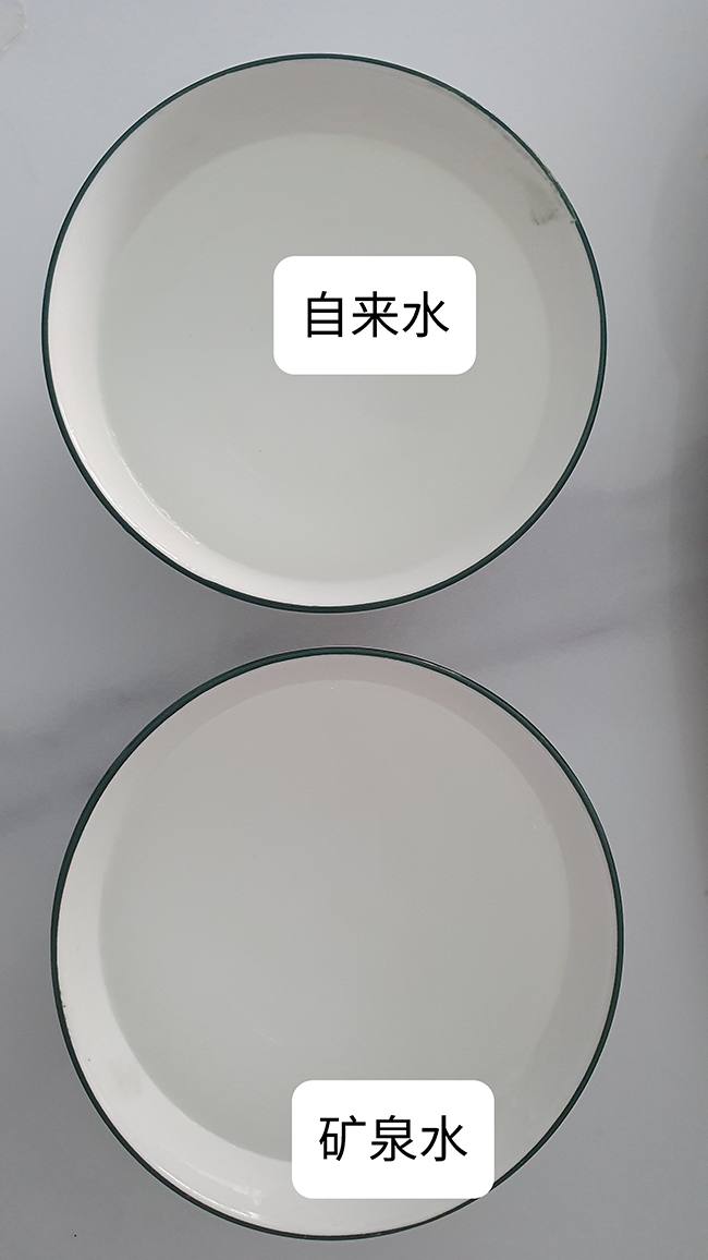 恢復(fù)清澈的自來(lái)水與礦泉水進(jìn)行對(duì)比。網(wǎng)友供圖