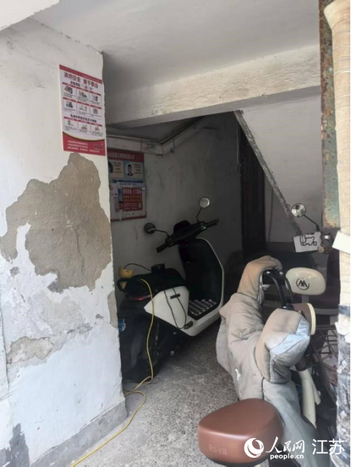 電動自行車停放在樓道內(nèi)飛線充電。 人民網(wǎng) 崔小倩攝