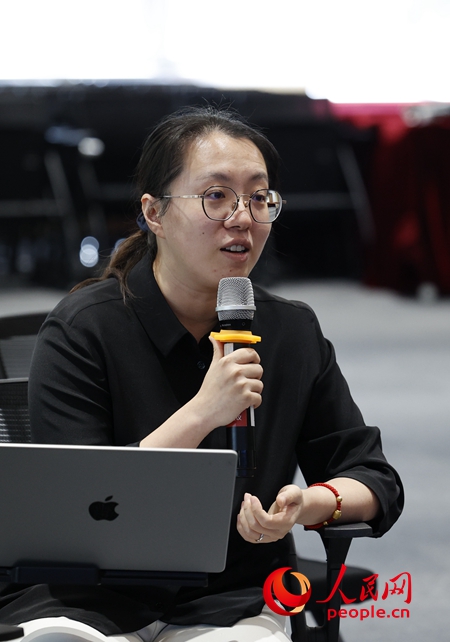 清華大學(xué)數(shù)字政府與治理研究院助理研究員鐘珮點評。人民網(wǎng)鄂智超攝